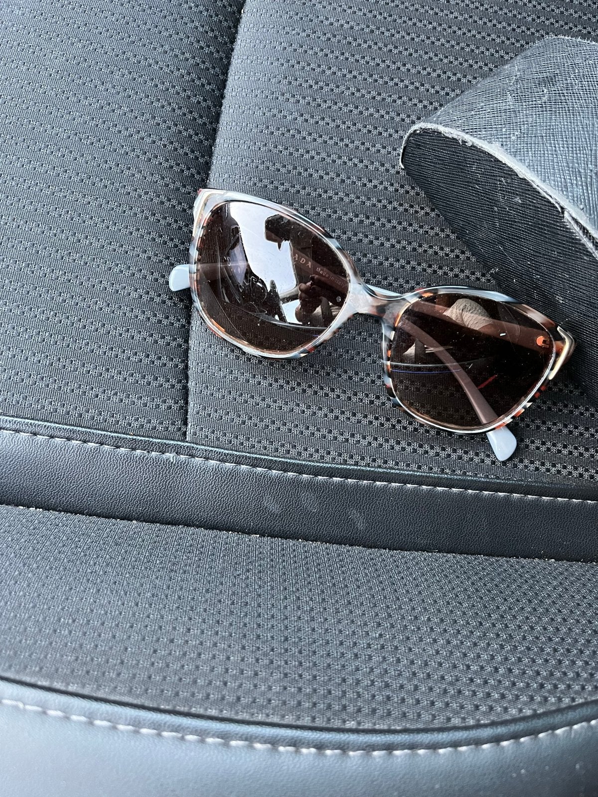 Prada Zonnebril met Hoesje, Gebruikt, Zonnebril, Ophalen of Verzenden, Prada