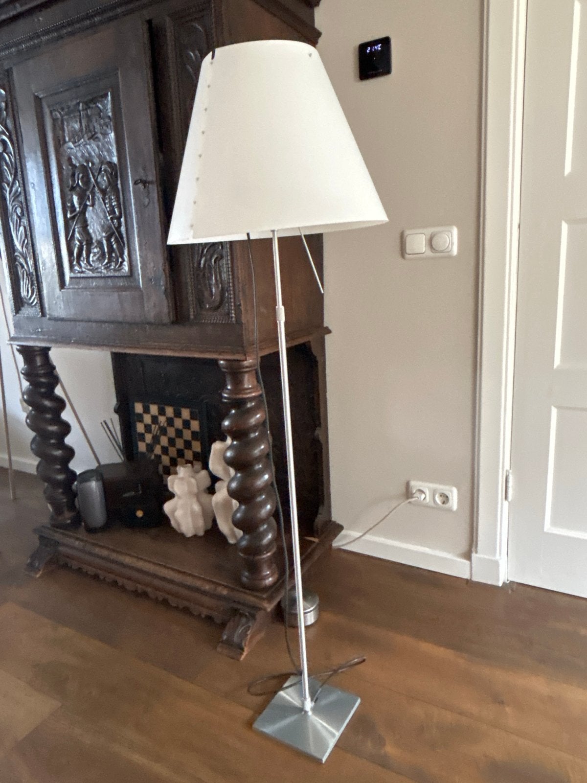 Luceplan Moderne vloerlamp met witte kap en metalen voet, Huis en Inrichting, Lampen | Vloerlampen, Gebruikt, Metaal, 150 tot 200 cm