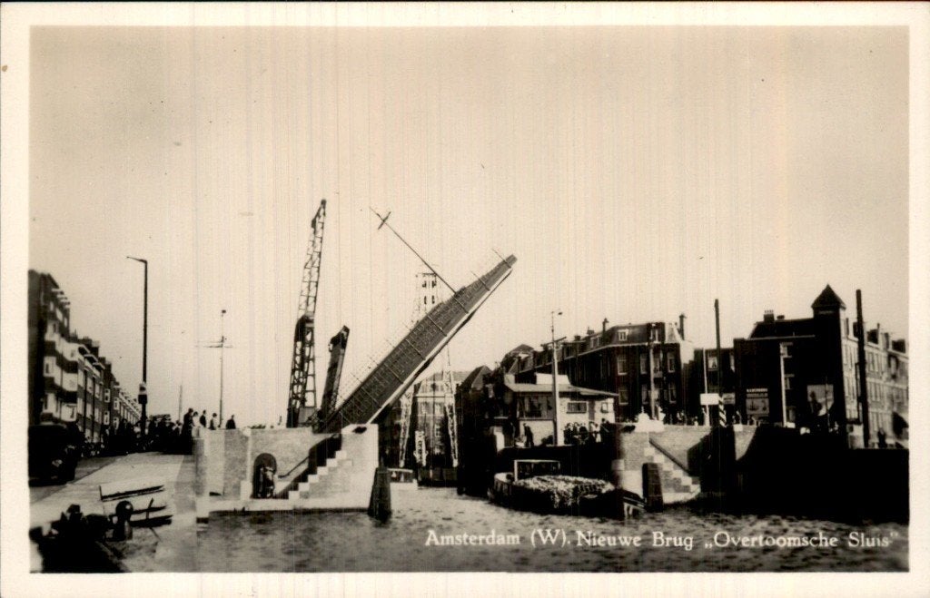 Amsterdam - Nieuwe Brug - Overtoomsche Sluis, Verzamelen, Ansichtkaarten | Nederland, Ophalen of Verzenden, 1920 tot 1940, Ongelopen