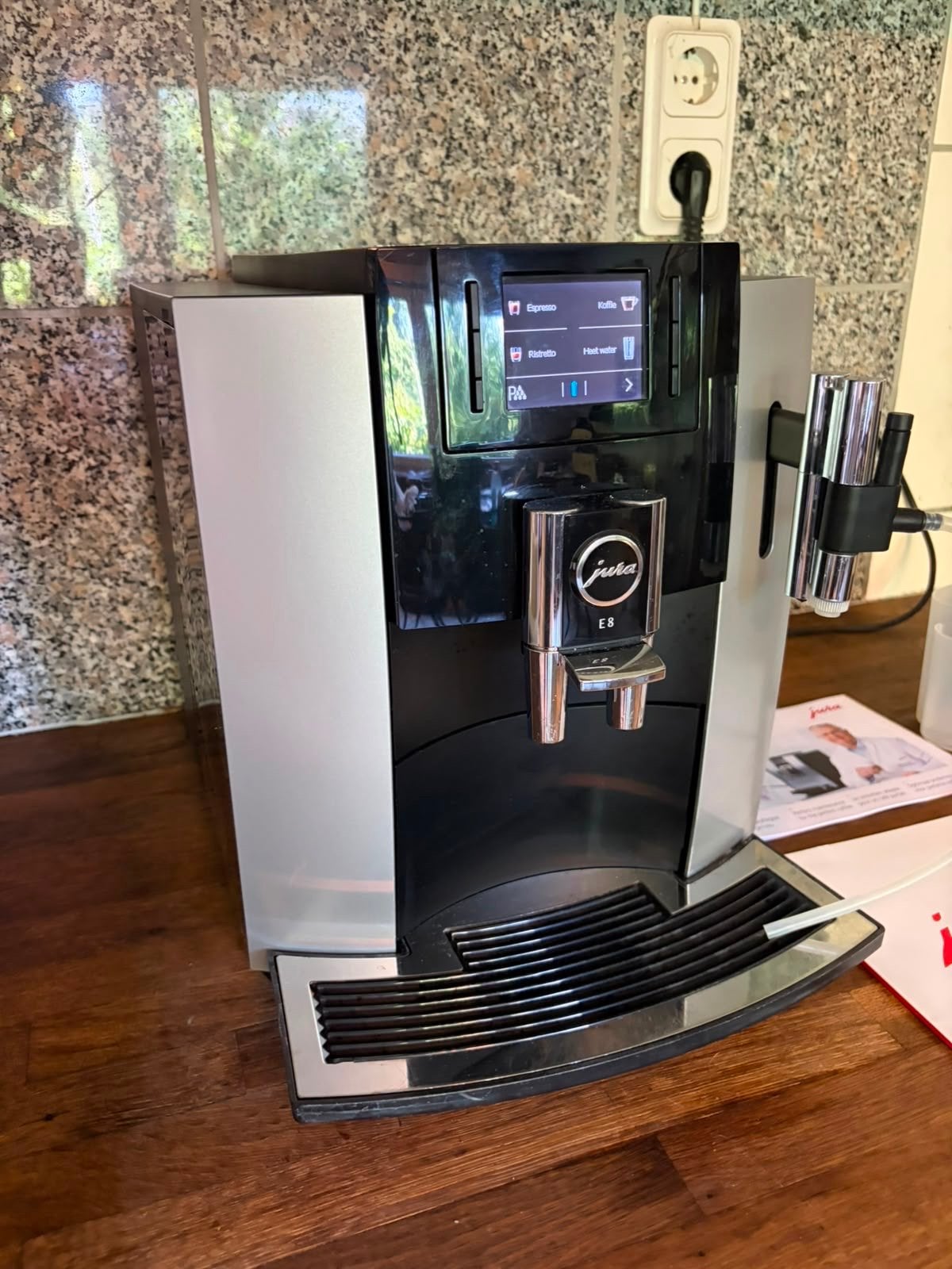 Jura E8 Koffiemachine - Zo goed als nieuw, Witgoed en Apparatuur, Afneembaar waterreservoir, 10 kopjes of meer, Koffiemachine