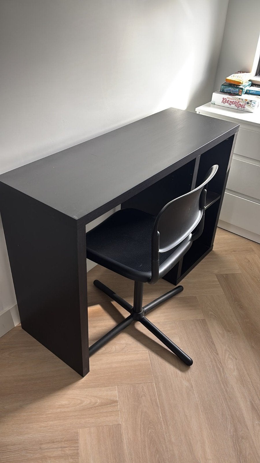 Zwart bureau met opbergruimte en bureaustoel, Gebruikt, Spaanplaat of MDF, Ophalen of Verzenden, Overige merken