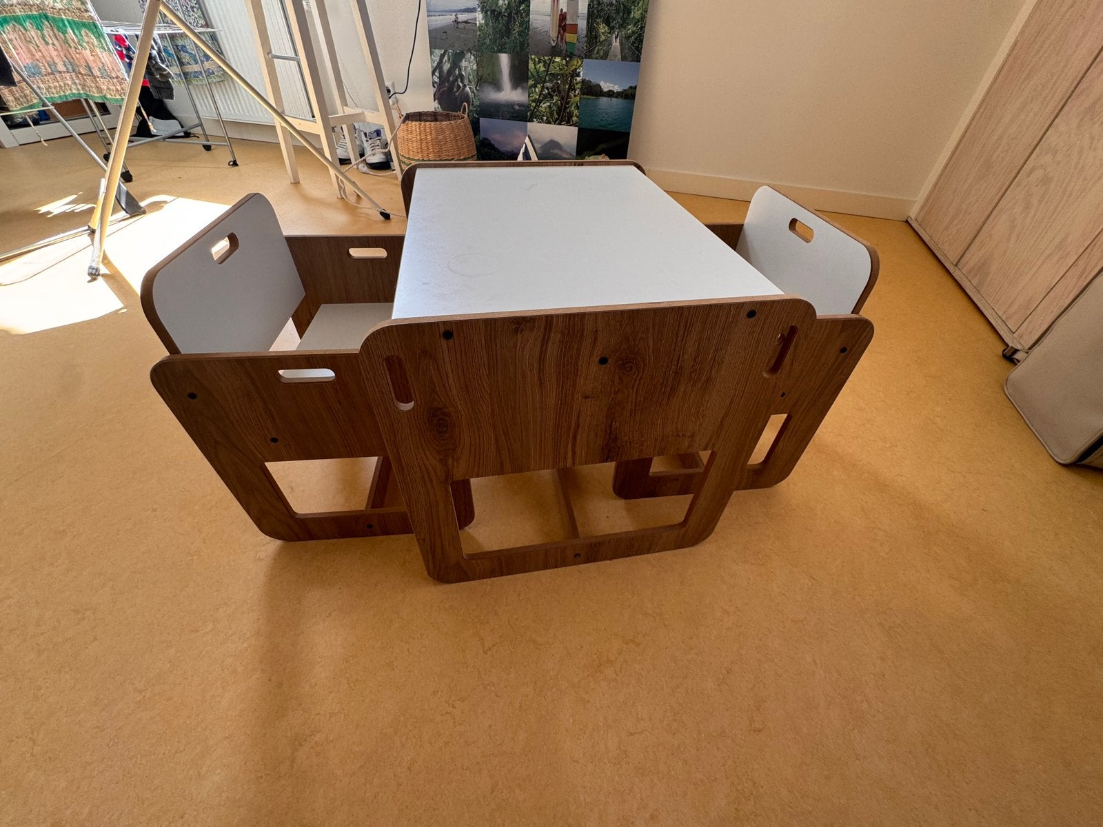 Kinder speeltafel / bureau met twee stoeltjes, Kinderen en Baby's, Kinderkamer | Tafels en Stoelen, Ophalen, Gebruikt, Tafel(s) en Stoel(en)