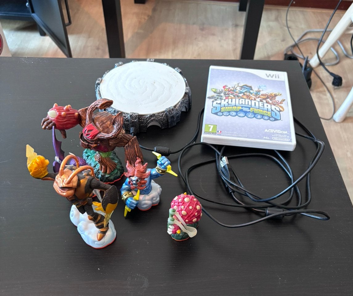 Skylanders lot met poppetjes, spel en portaar, Avontuur en Actie, 2 spelers, Ophalen of Verzenden, Zo goed als nieuw