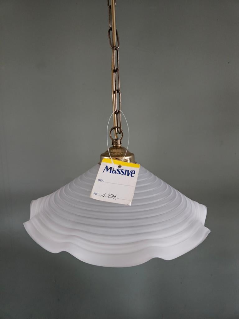 Vintage hanglamp met glazen kap en messing details, Massive, Ophalen of Verzenden, Minder dan 50 cm