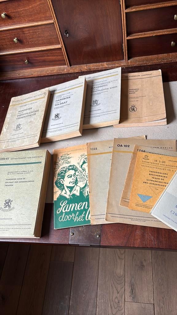 Handboek voor het dienstplichtig kader - voor de soldaat  ea, Ophalen of Verzenden, Landmacht, Nederland, Embleem of Badge