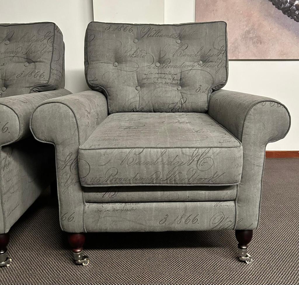 UrbanSofa, 2 zgan fauteuils in grijs met tekst, Huis en Inrichting, Fauteuils, Ophalen, 75 tot 100 cm, Zo goed als nieuw, Stof
