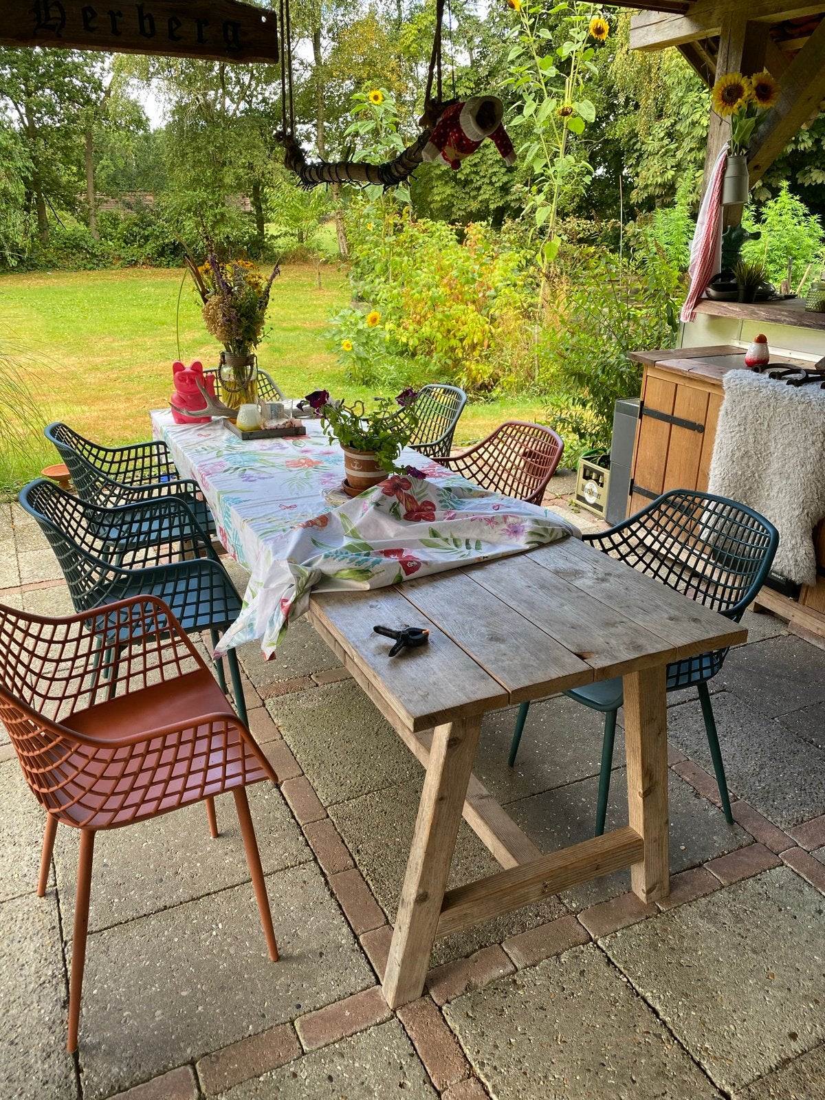 houten tuintafel met 8 kleuirge kunststof stoelen, Tuin en Terras, Tuintafels, Ophalen, Gebruikt, Rechthoekig, Hout