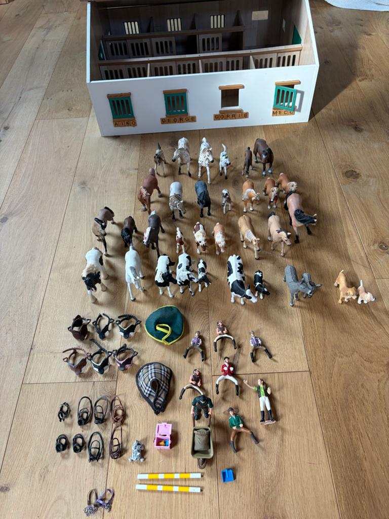 Grote Schleich paardenstal met veel paarden en accessoires, Ophalen of Verzenden, Zo goed als nieuw