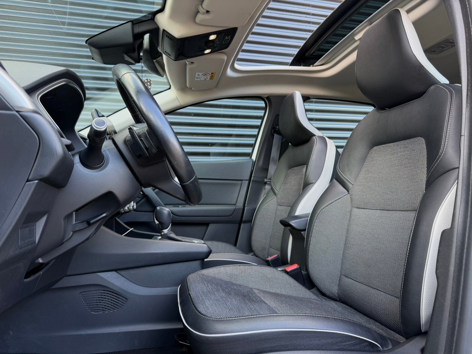 RENAULT CAPTUR 1.3 TCE AUTOMAAT PANORAMADAK CAMERA CARPLAY, Auto's, Dealer onderhouden, Zwart, 4 cilinders, Leder en Stof