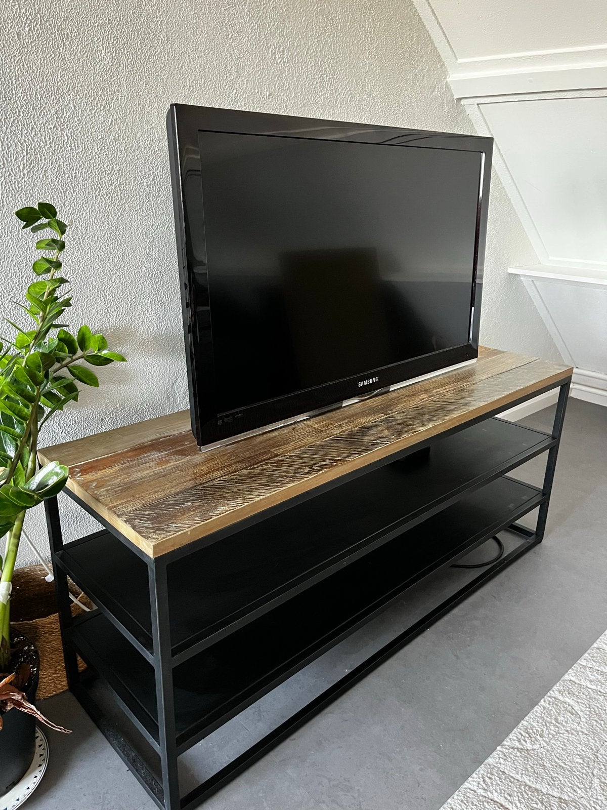 Mangohouten televisiemeubel met stalen frame, Huis en Inrichting, Ophalen, 100 tot 150 cm, Zo goed als nieuw, Minder dan 100 cm