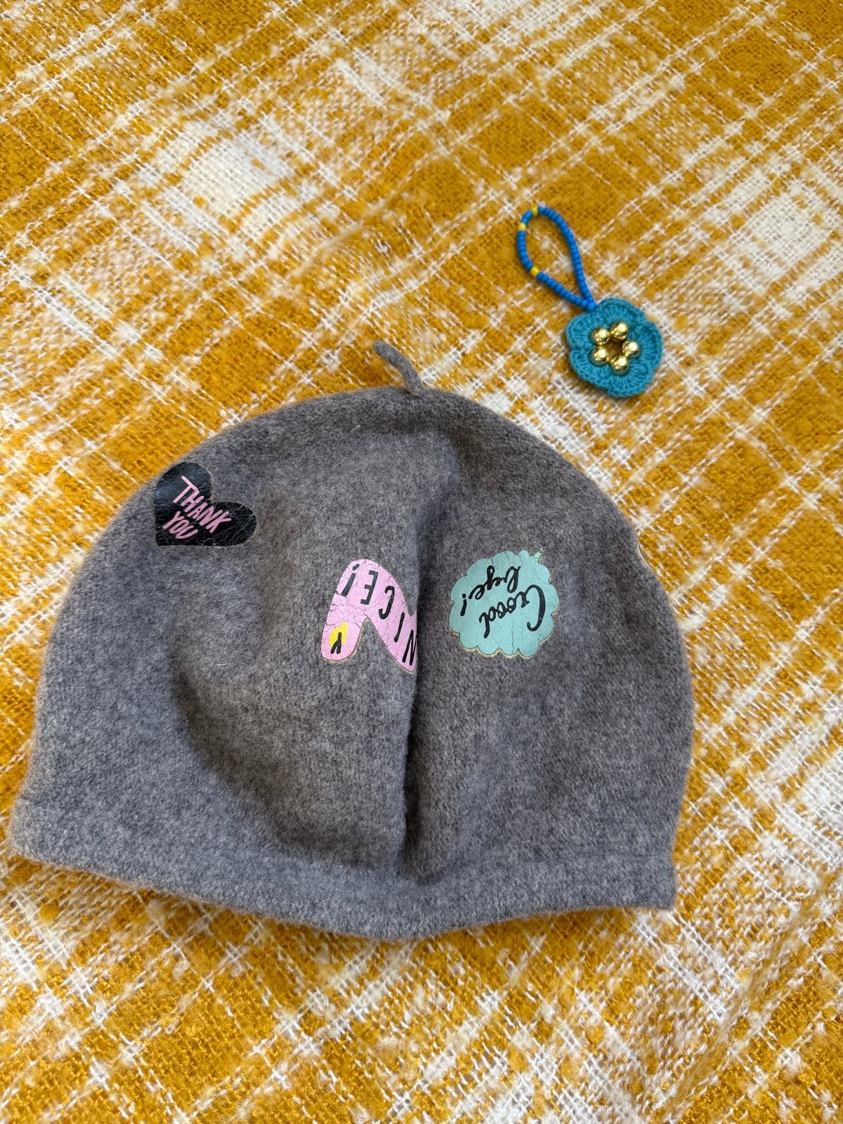 Grijze baret met patches voor kinderen of vrouw, Ophalen, Gebruikt, Meisje, 104 of kleiner