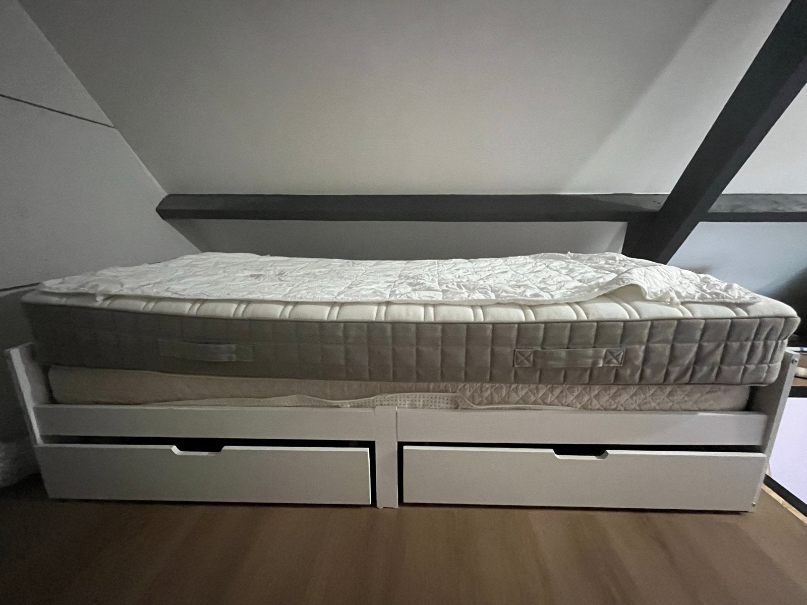 IKEA bed met 2 matrassen - Gratis afhalen in Geldermalsen, Gebruikt, Wit, Tweepersoons, 200 cm