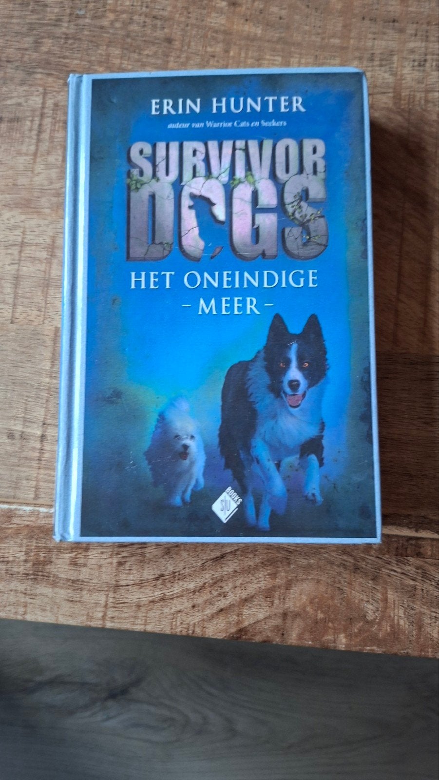 Survivor Dogs: Het Oneindige Meer - Erin Hunter, Ophalen of Verzenden, Gelezen
