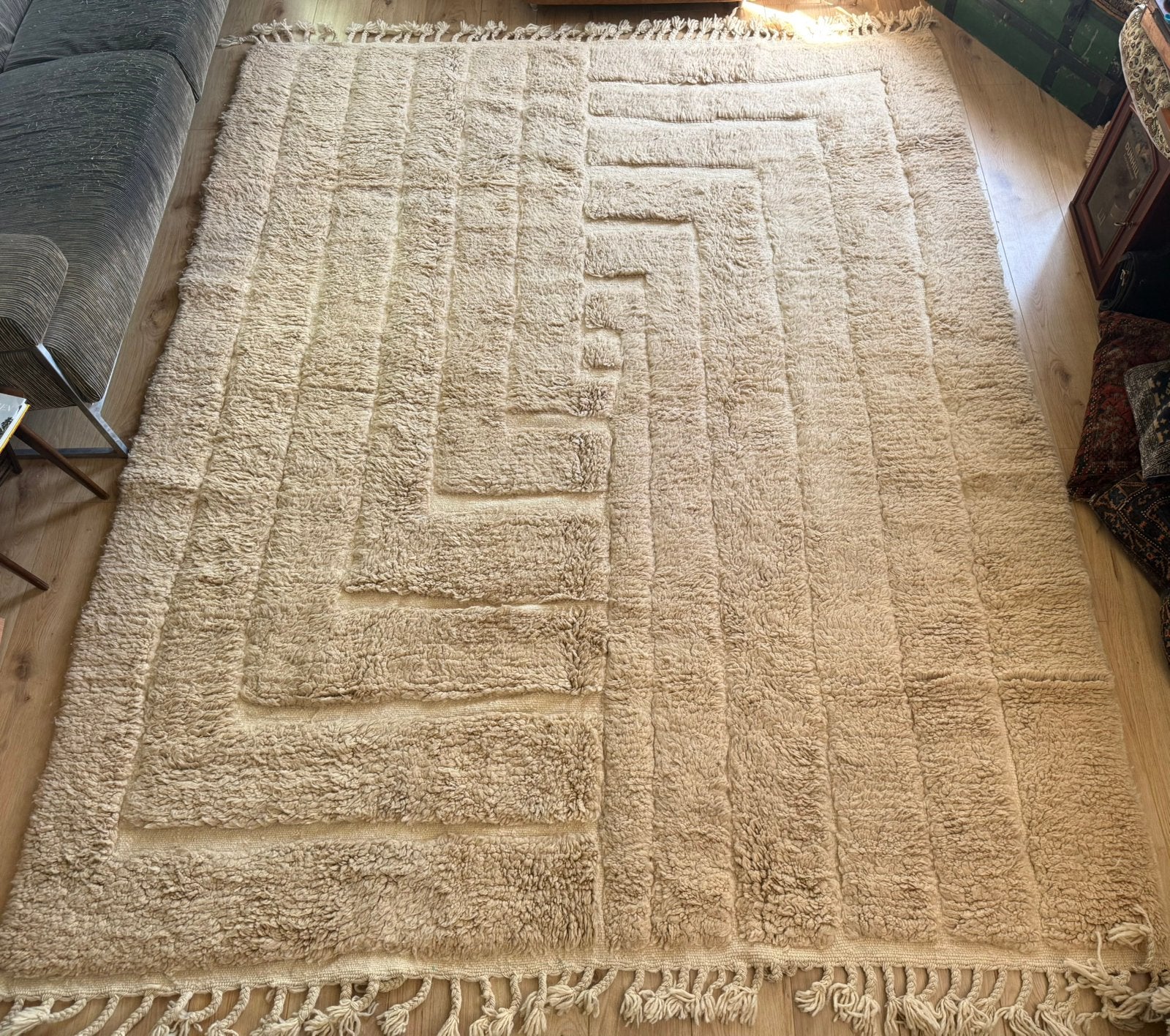 Vintage Marokkaans wollen tapijt met reliëf – 311 x 234 cm, Info@bababoho.com, 200 cm of meer, Crème, Ophalen of Verzenden