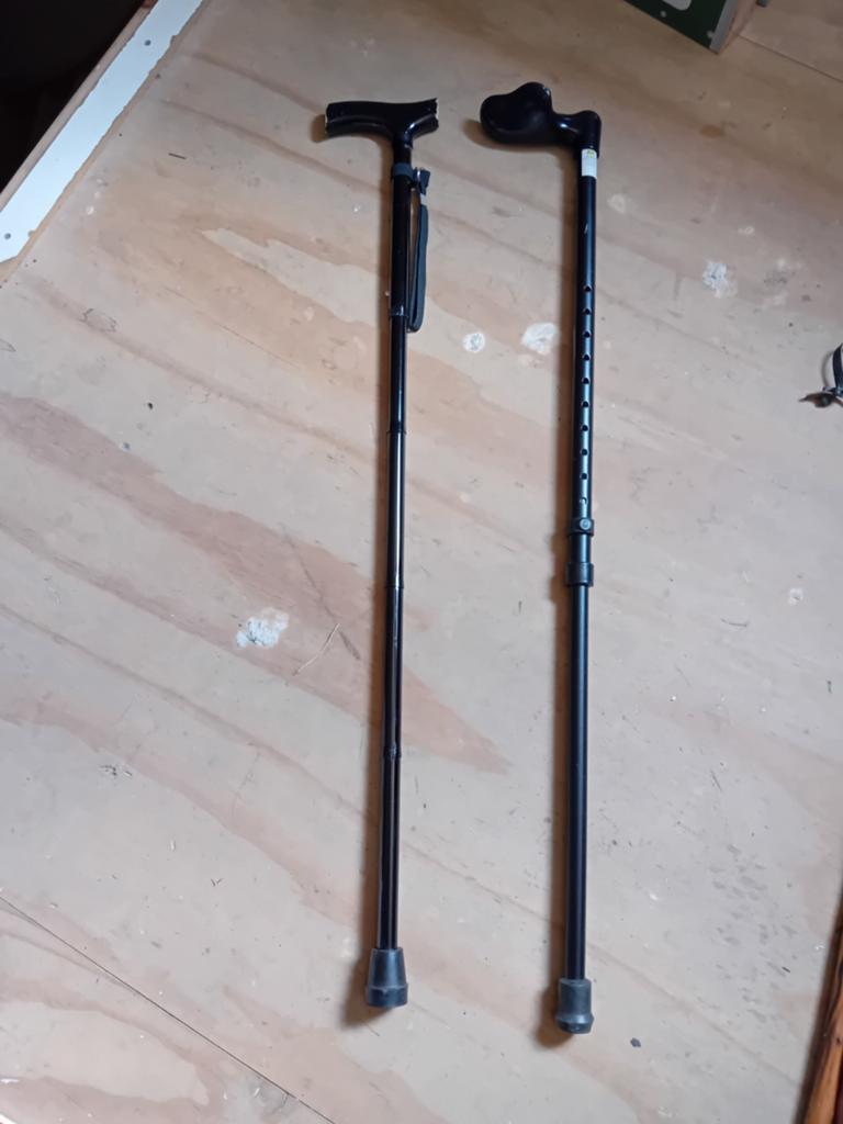 2 zwarte wandelstokken 4 houten diverse maten, Diversen, Wandelstokken, Ophalen of Verzenden, Verstelbaar