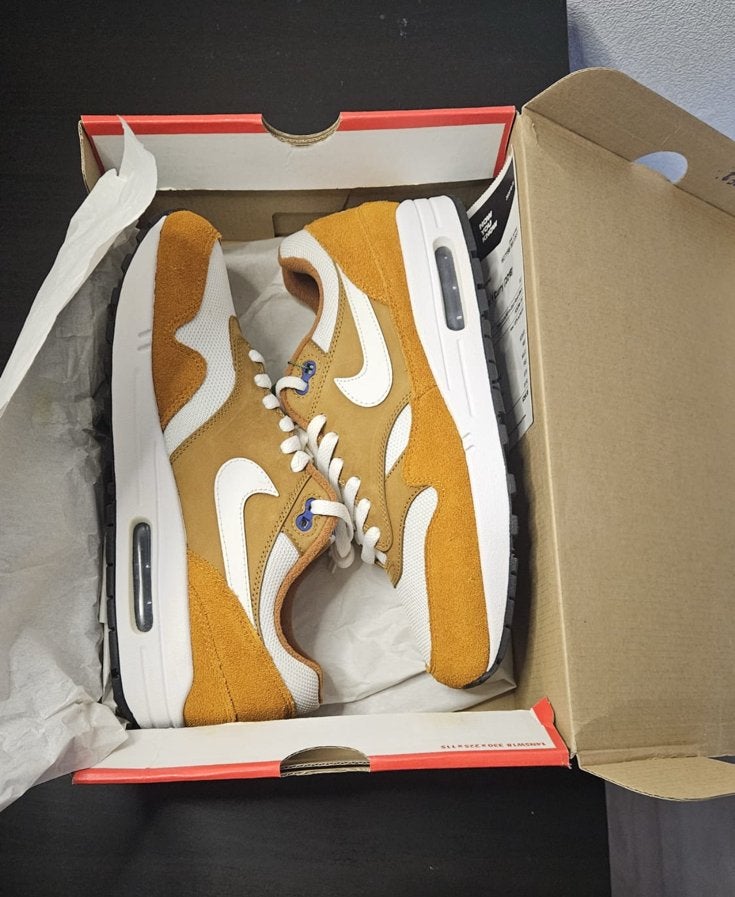 Nike Air Max 1 Dark Curry/ true white, Kleding | Heren, Schoenen, Ophalen of Verzenden, Nieuw, Overige kleuren