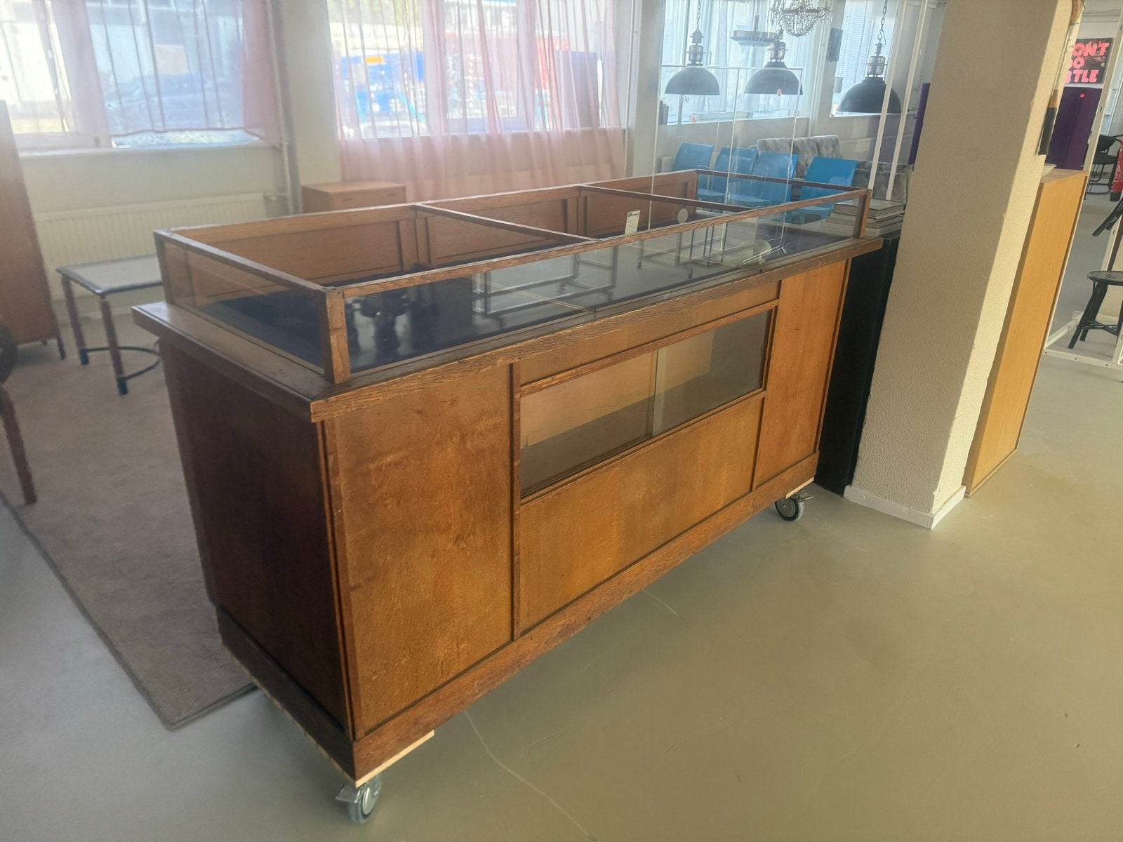 Vintage houten toonbank met glazen vitrine en lades, Antiek en Kunst, Ophalen