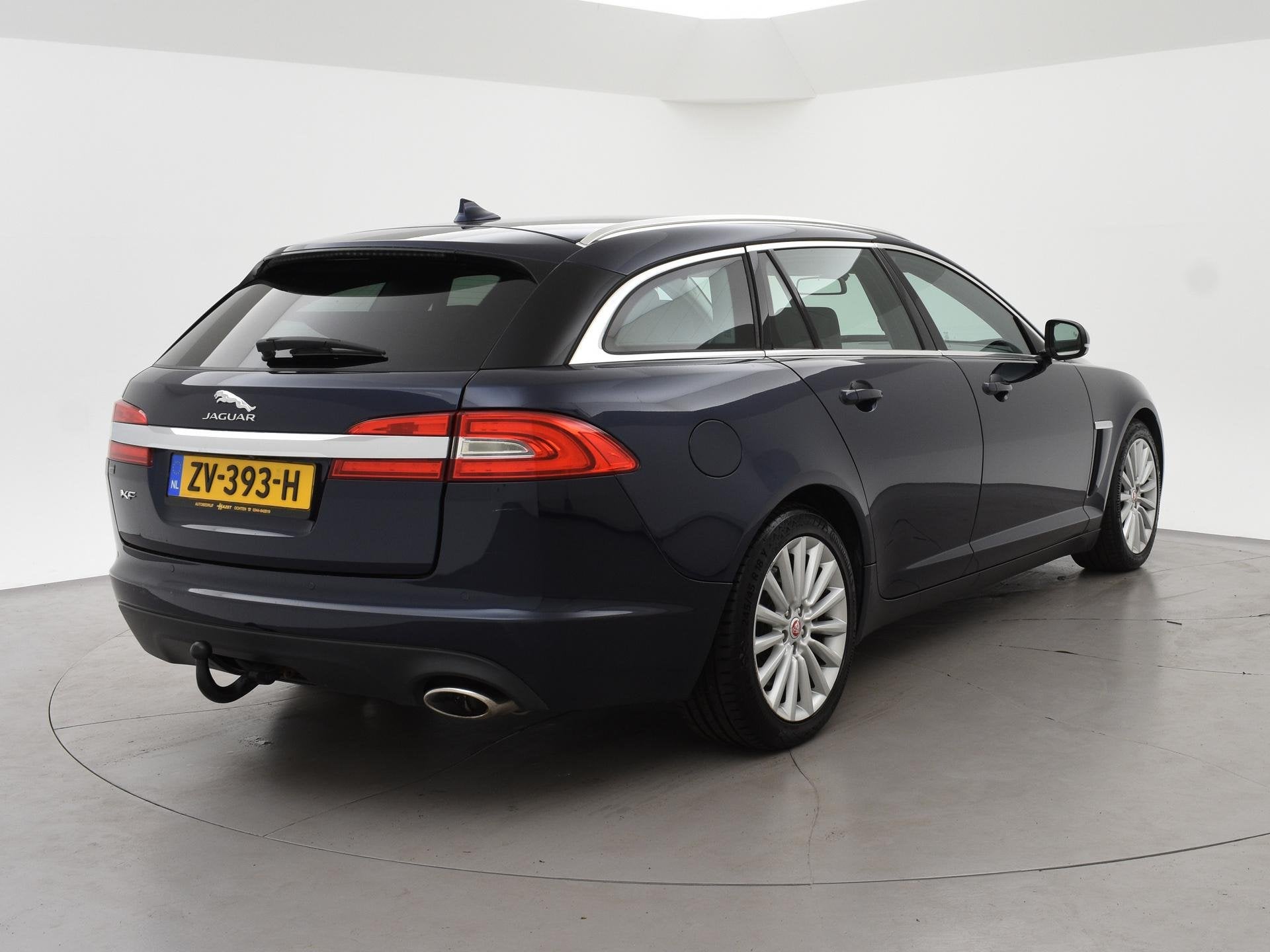 Jaguar XF Sportbrake 2.2D S 200 PK AUT8 + TREKHAAK | CAMERA, Auto's, Euro 5, Start-stop-systeem, Gebruikt, 4 cilinders
