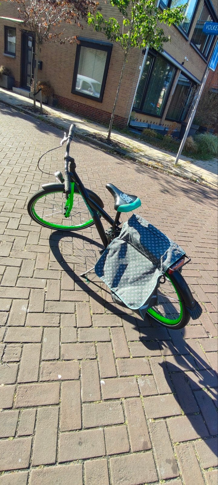 Zwarte fiets met groene accenten en fietstassen, Overige merken, Velgrem, Versnellingen, Ophalen of Verzenden