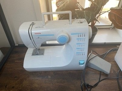 Toyota elektrische naaimachine met voetbediening., Ophalen, Zo goed als nieuw, Naaimachine, Overige merken