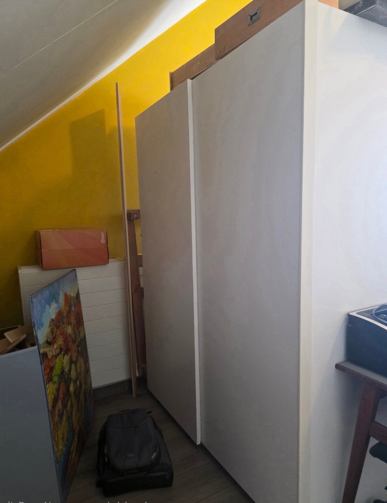 Witte kledingkast met schuifdeuren en planken, Ophalen, 100 tot 150 cm, 200 cm of meer, Overige houtsoorten