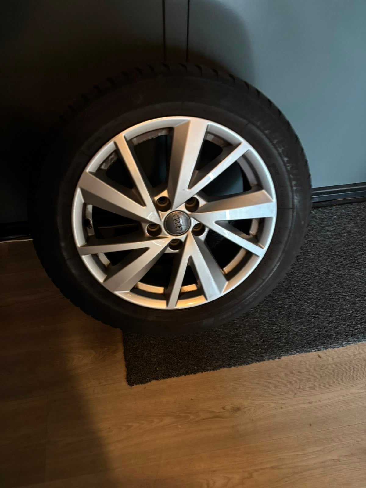 Audi Q2 Winterbanden 215/55R17 94V met originele velgen, Ophalen, Banden en Velgen, 17 inch, Winterbanden