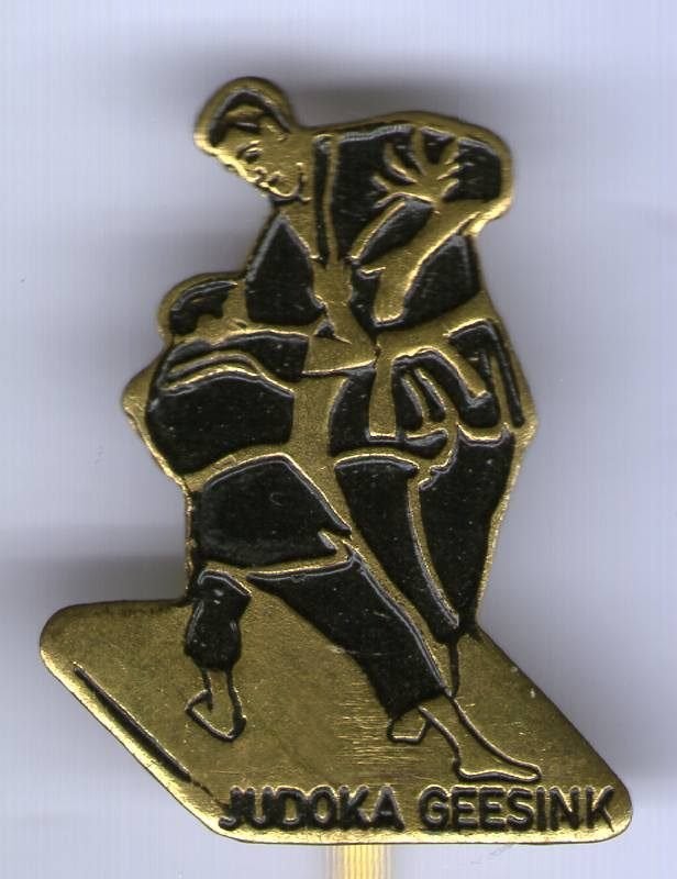 Judoka Geesink zwart op koper sport speldje ( R_022a), Verzenden, Nieuw, Sport, Speldje of Pin