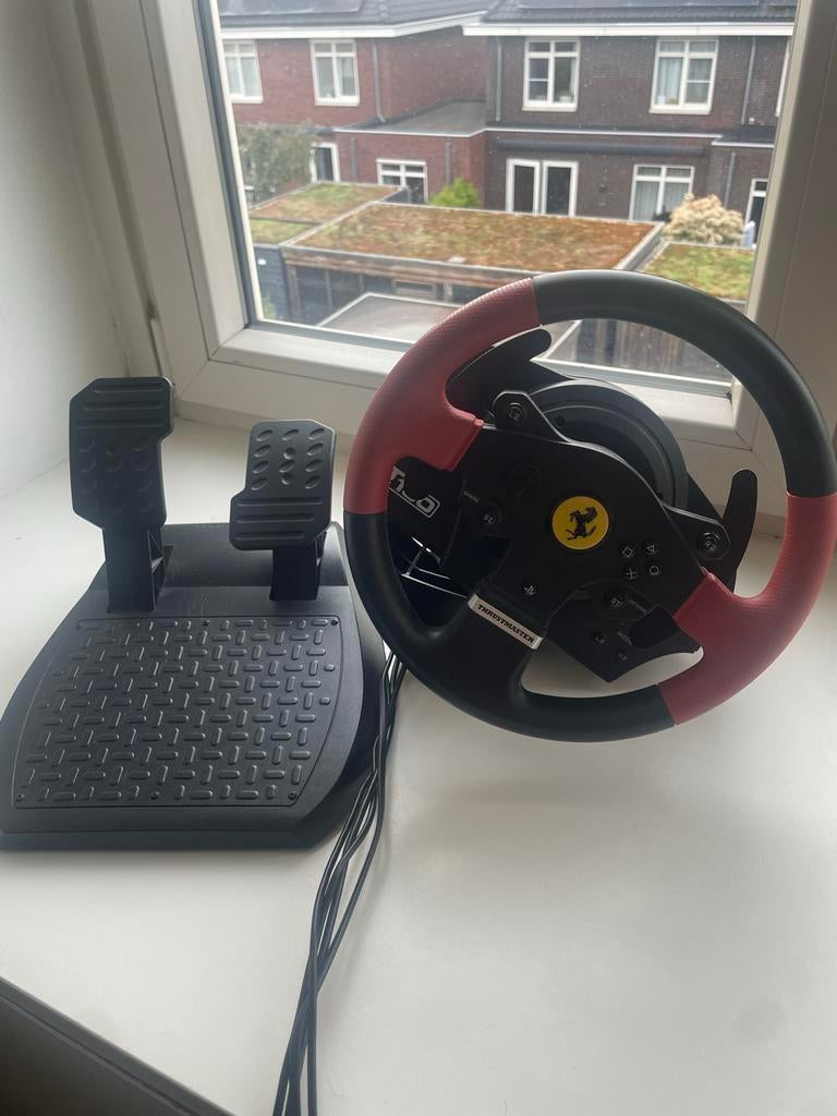 Thrustmaster T150 Ferrari Edition racestuur met pedalen, Ophalen of Verzenden, Zo goed als nieuw