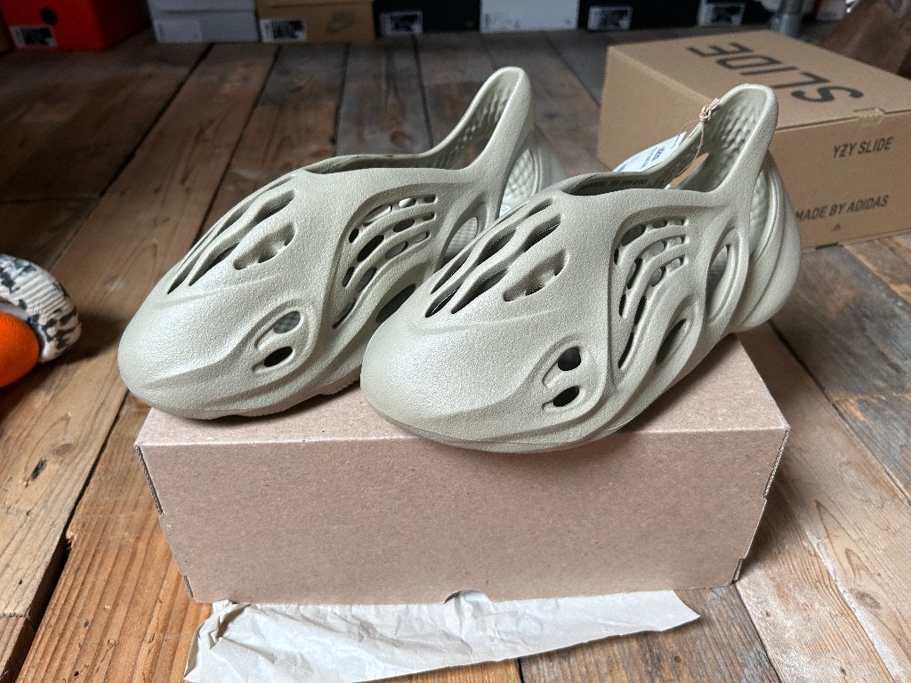 Adidas Yeezy Foam RNNR Stone Salt - 43, Bruin, Nieuw, Ophalen of Verzenden, Sneakers of Gympen