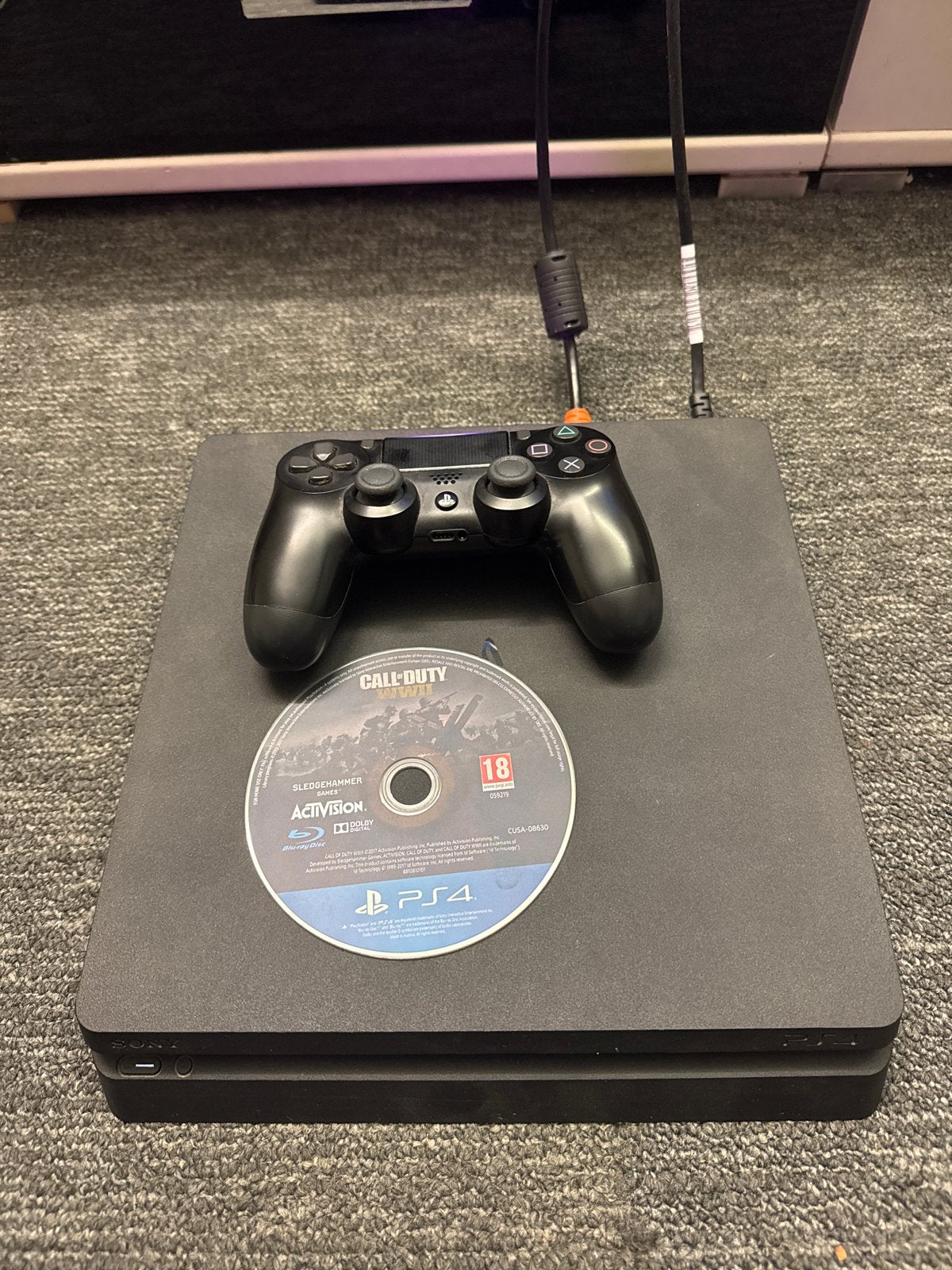PlayStation 4 Slim met Call of Duty WWII en controller
