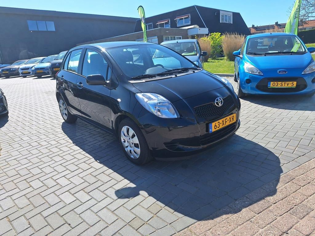 Toyota Yaris 1.3 VVTi Sol / Zeer betrouwbaar / APK mei 2027, Auto's, Toyota, Voorwielaandrijving, 4 cilinders, 995 kg, Zwart