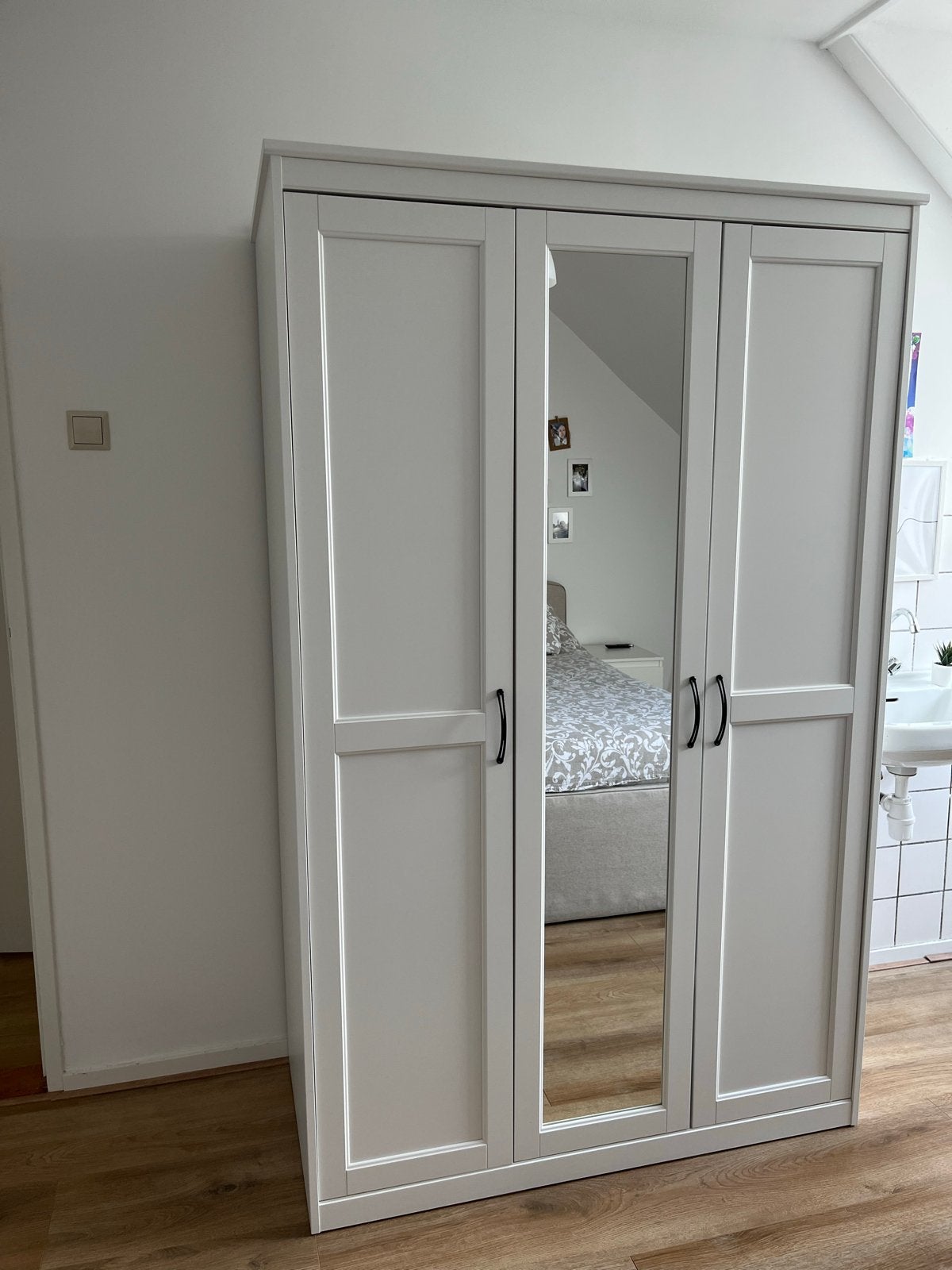 Witte kledingkast met spiegeldeur en hangruimte, 100 tot 150 cm, Ophalen of Verzenden, Zo goed als nieuw, 150 tot 200 cm