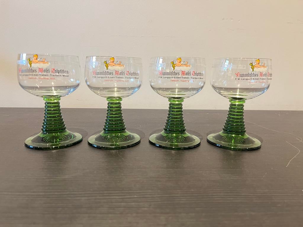 Vier moesel glaasjes met geribbelde groene voet, Antiek en Kunst, Antiek | Glas en Kristal, Ophalen of Verzenden