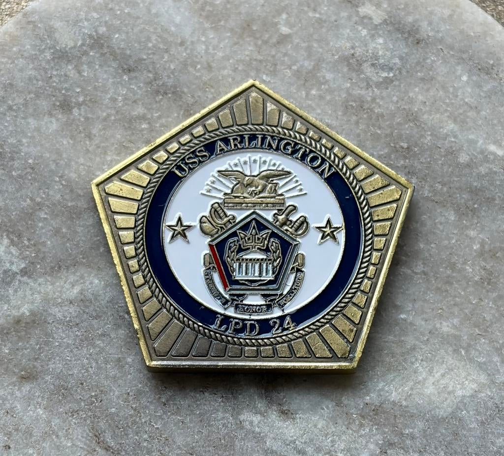 US Navy battleship USS Arlington coin, Ophalen of Verzenden, Marine, Amerika, Embleem of Badge