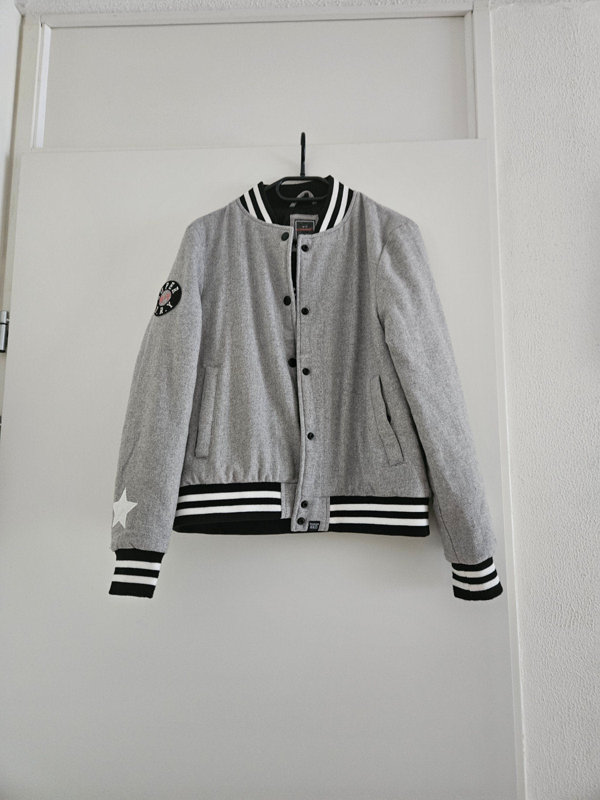 Superdry Varsity Bomberjack Maat M, Maat 38/40 (M), Superdry, Ophalen of Verzenden, Zo goed als nieuw