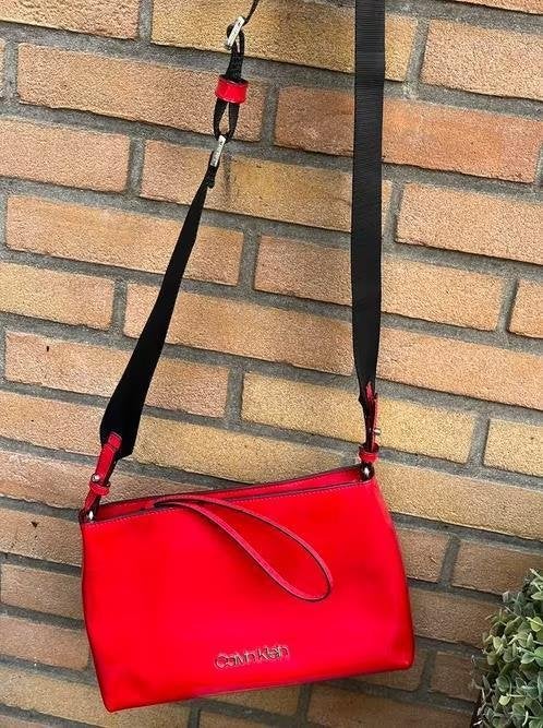 Calvin Klein schoudertas met bijp. Portemonnee [v], Ophalen of Verzenden, Zo goed als nieuw, Rood, Schoudertasje