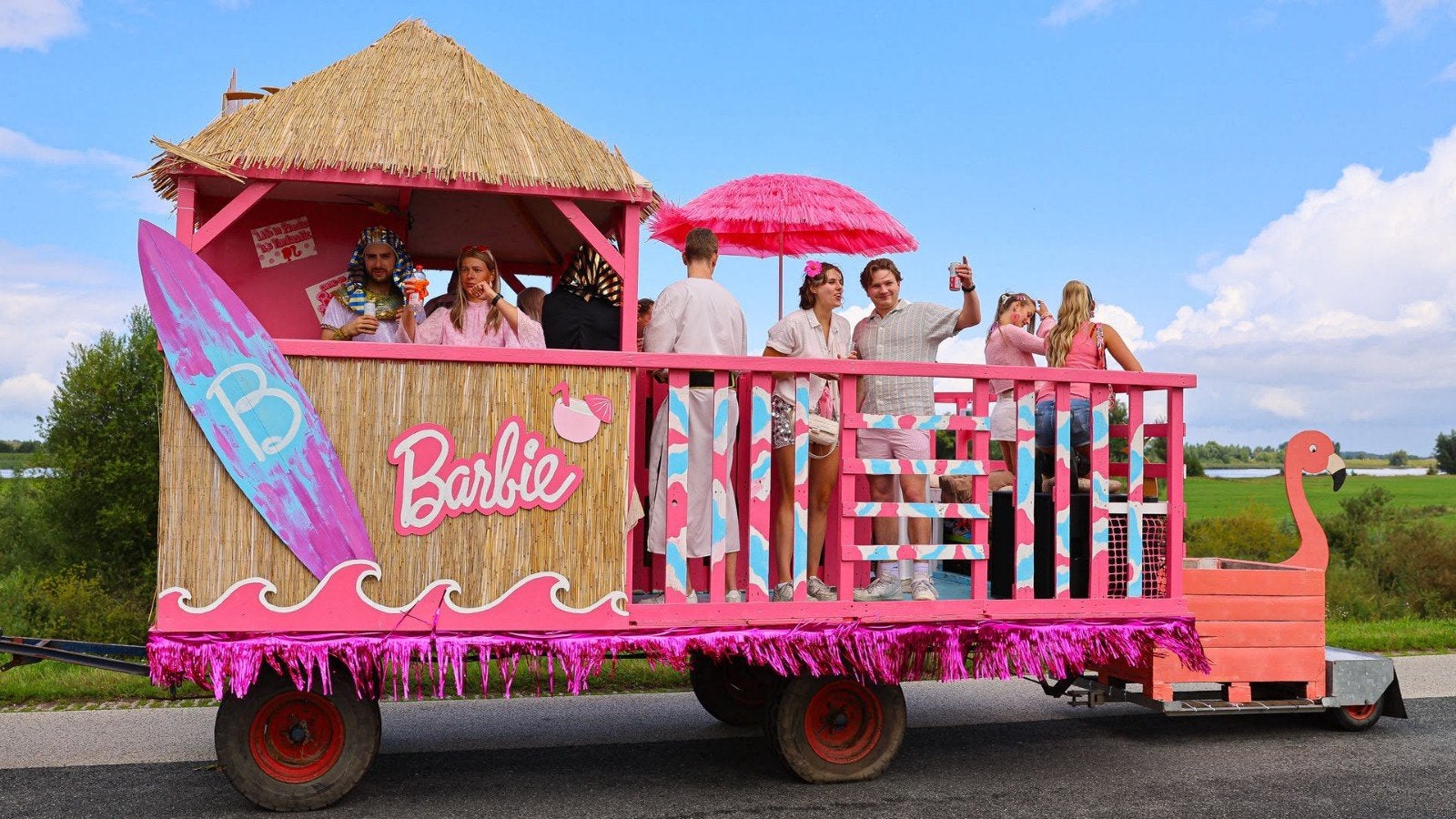 BARBIE BEACHBAR OPTOCHT / PRAALWAGEN, Hobby en Vrije tijd, Feestartikelen, Ophalen, Zo goed als nieuw, Feestartikel, Carnaval