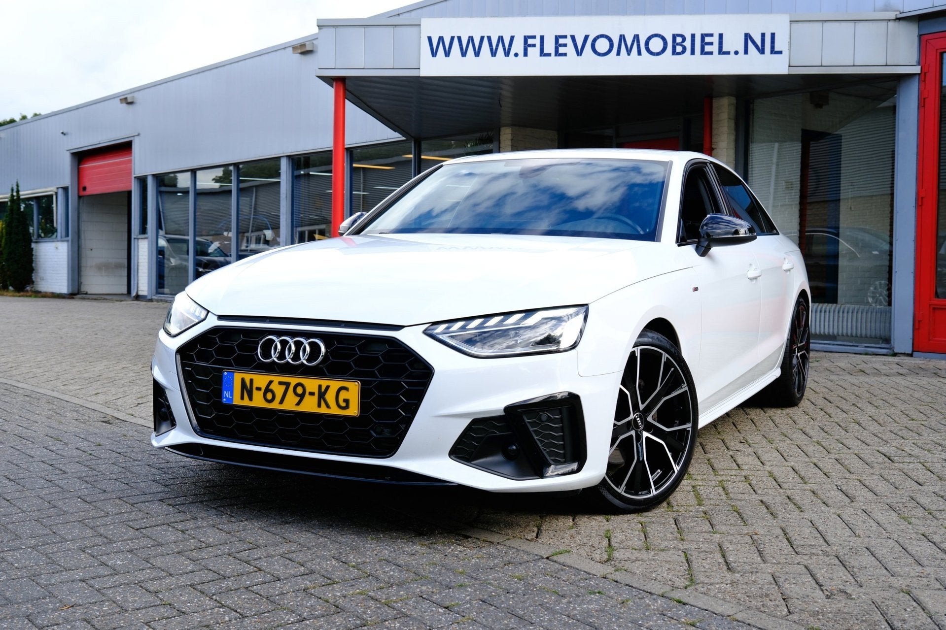 Audi A4 Limousine 35 TFSI S edition Competition S-line Aut., Auto's, Audi, Gebruikt, Euro 6, 4 cilinders, Wit