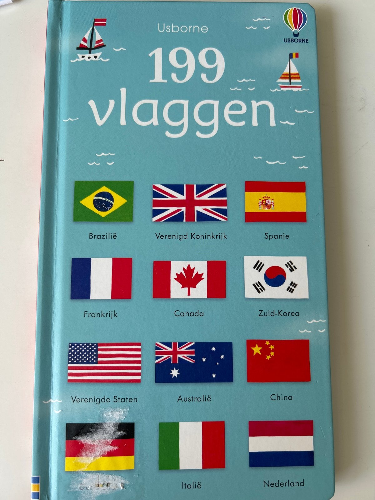 Usborne 199 vlaggen - Boek met vlaggen van de wereld, Ophalen of Verzenden, Zo goed als nieuw, Non-fictie