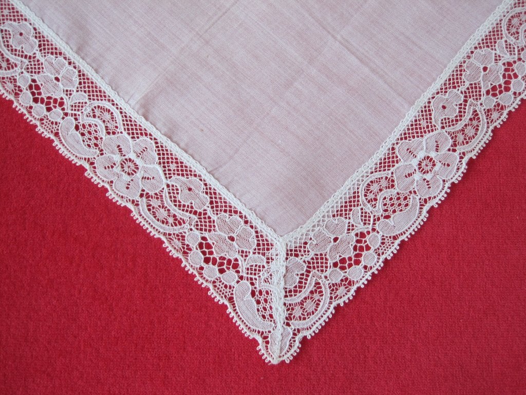 Fraai bruidszakdoekje met mooie kantrand, Wit, Ophalen of Verzenden, Zo goed als nieuw, Kant