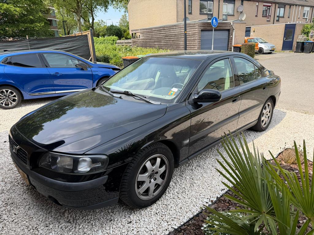 Volvo S60 2.4 140PK 2002 LPG Zwart NIEUW APK, Voorwielaandrijving, Beige, S60, Zwart