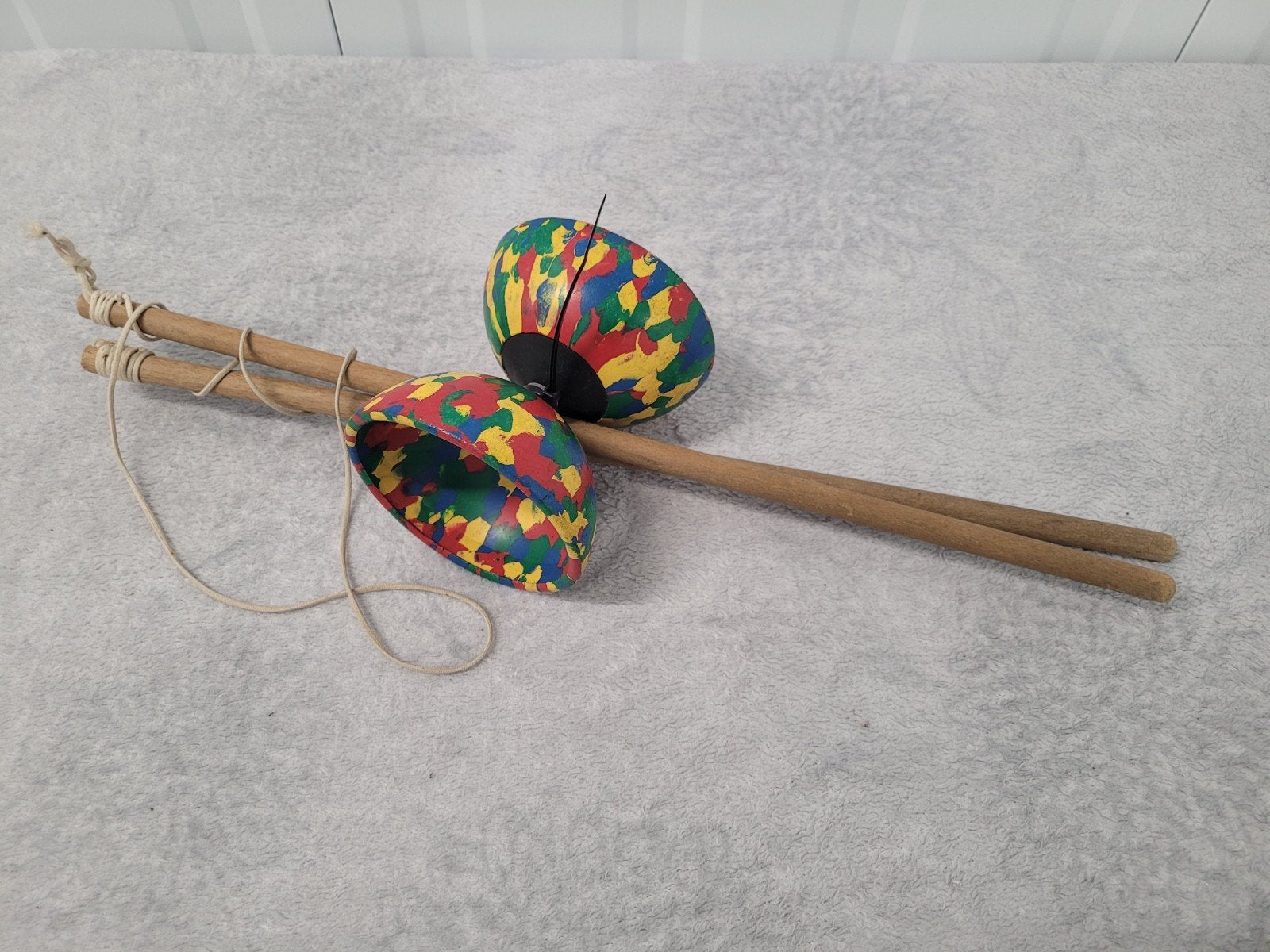 Kleurrijke Diabolo met houten stokken, Kinderen en Baby's, Ophalen of Verzenden, Zo goed als nieuw, Jongen of Meisje