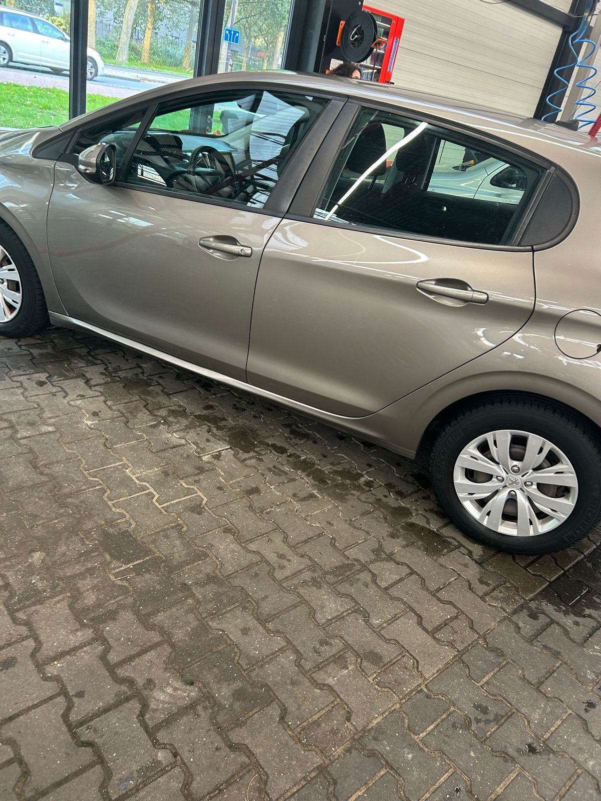 Peugeot 208 1.2 VTI 60KW/82PK 5-D 2014 Grijs, Auto's, Voorwielaandrijving, Stof, 1199 cc, Origineel Nederlands