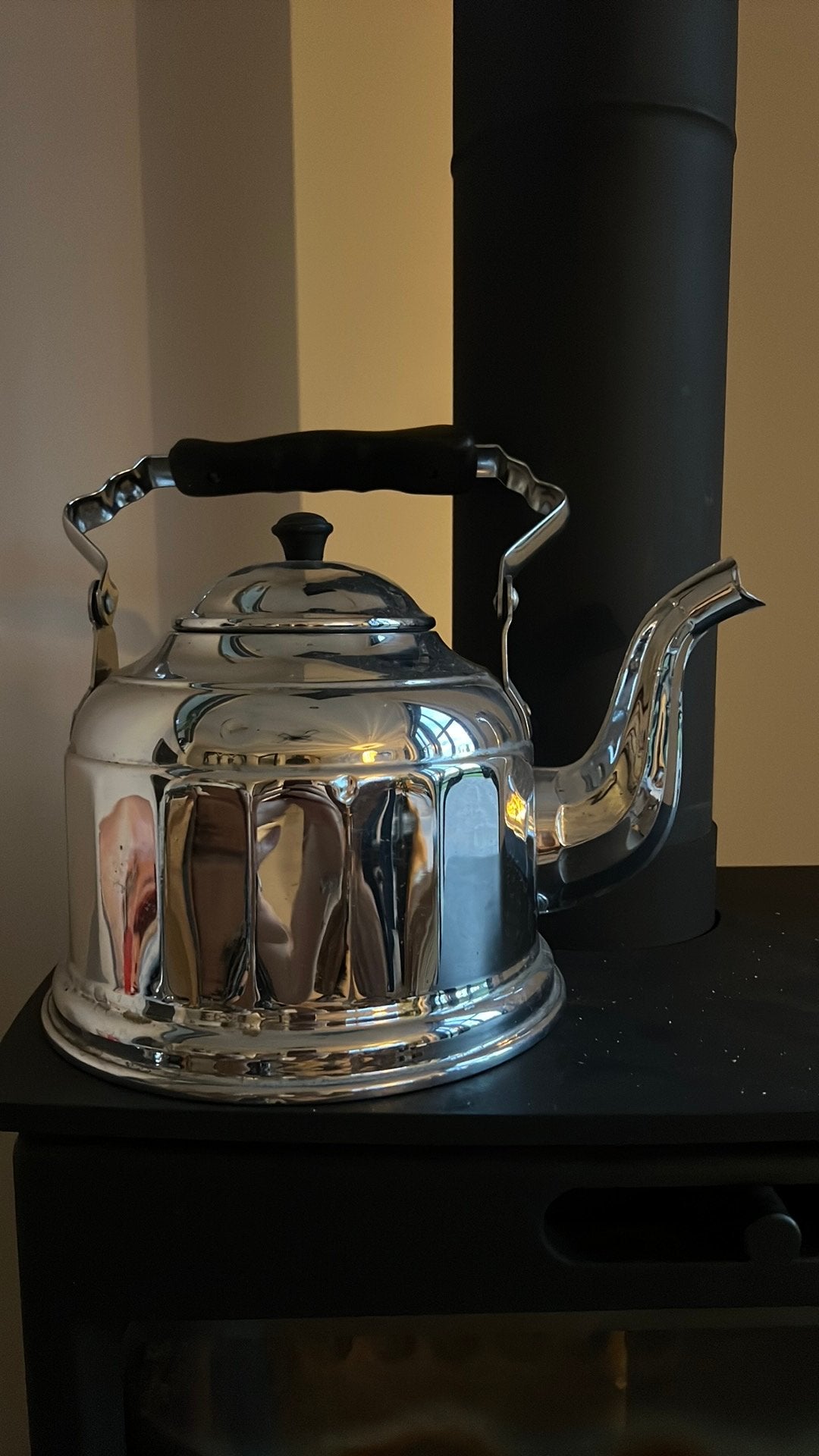 Glanzende fluitketel - Klassiek design voor uw keuken, Theepot/fluitketel, Gebruikt, Zilver, Ophalen of Verzenden