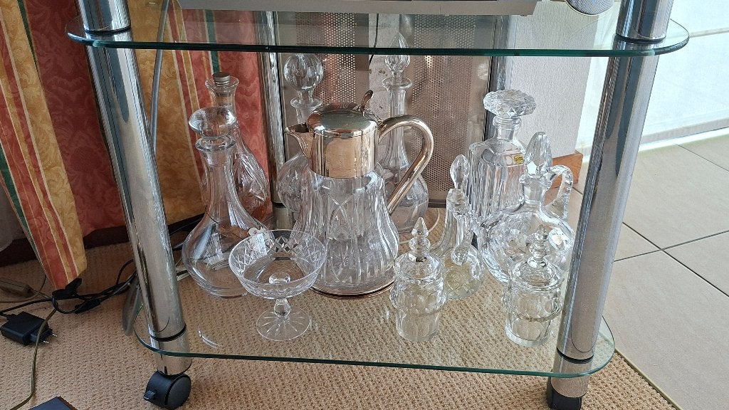 Glazen serveerwagen met kristallen karaffen en glazen, Ophalen