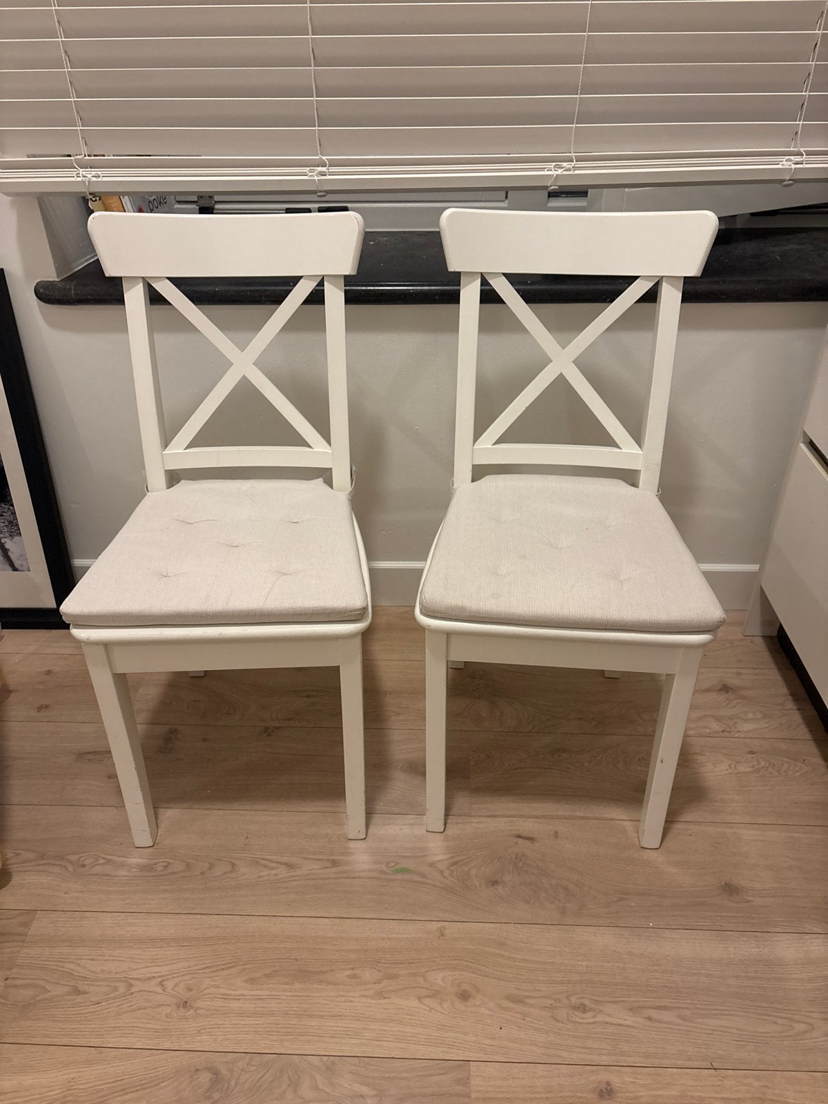 Twee witte IKEA Ingolf stoelen met kussentjes, Ophalen, Gebruikt, Twee, Wit