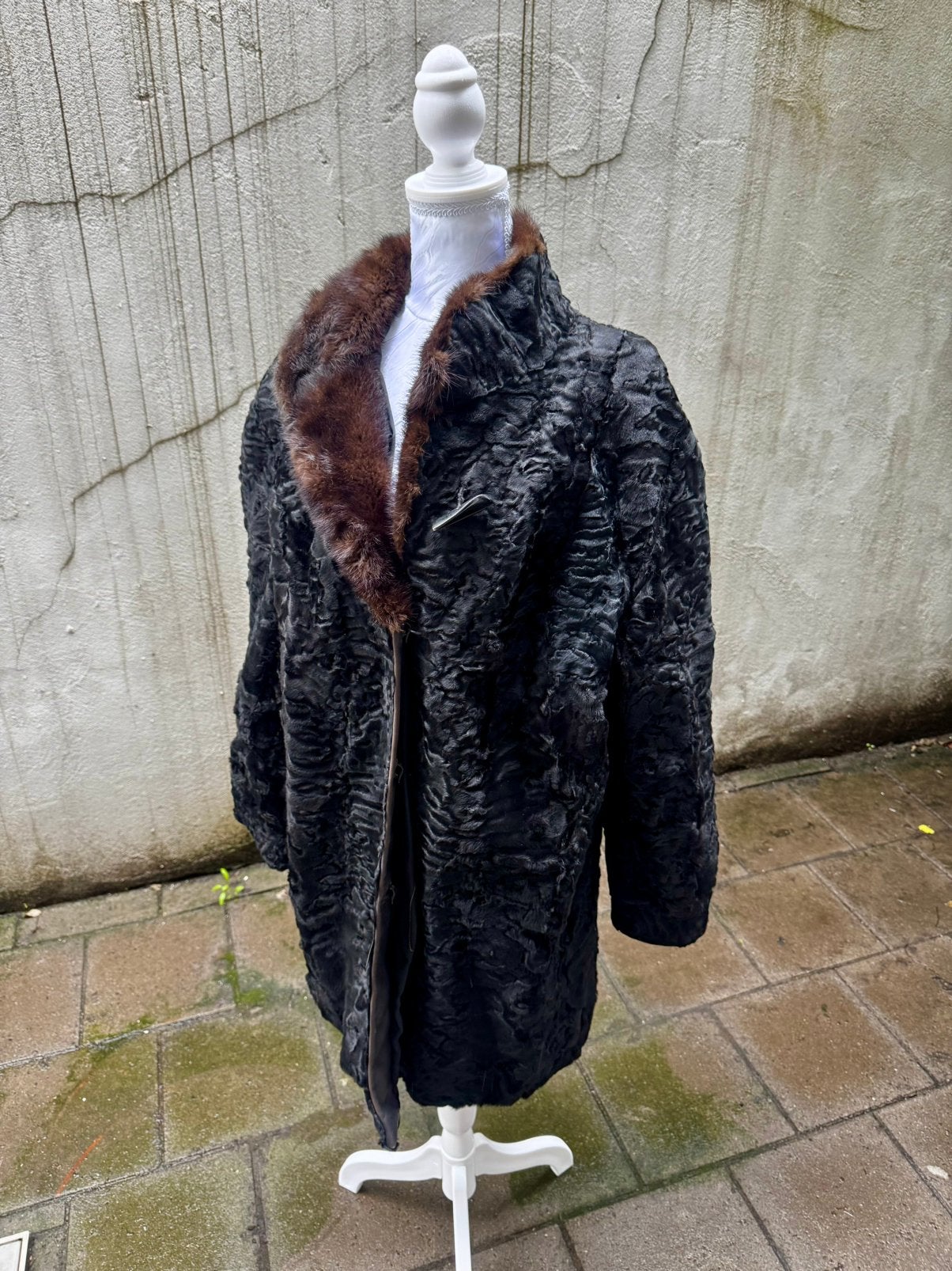 Vintage zwarte bontjas met bruine bontkraag maat 40, Ophalen of Verzenden, Zo goed als nieuw, Maat 38/40 (M), Bruin