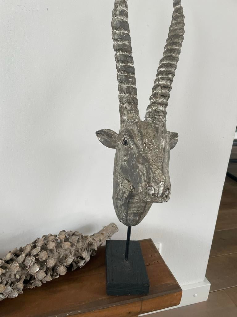 Houten Steenbok Hoofd op Sokkel - Unieke Decoratie, Ophalen of Verzenden, 20 - 50 cm, Beeld, Hout