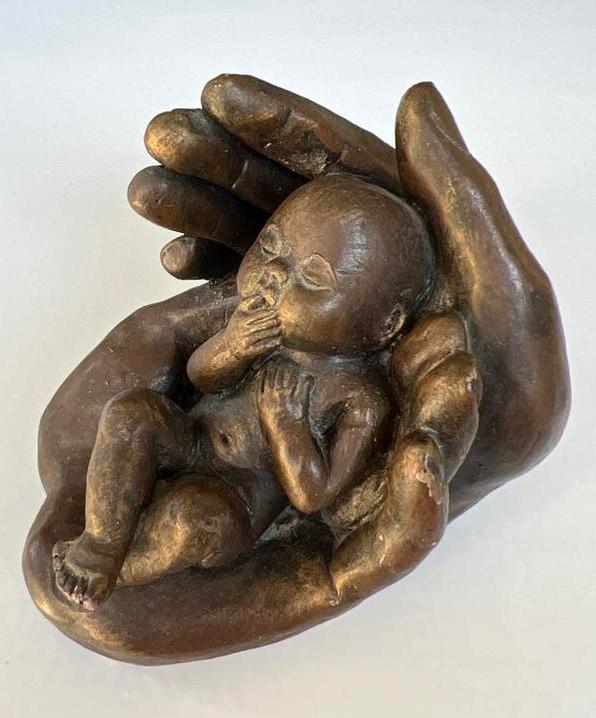 Patina brons beeldje baby in handen van Mart Wanders, Verzamelen, Verzenden, Zo goed als nieuw, Mens