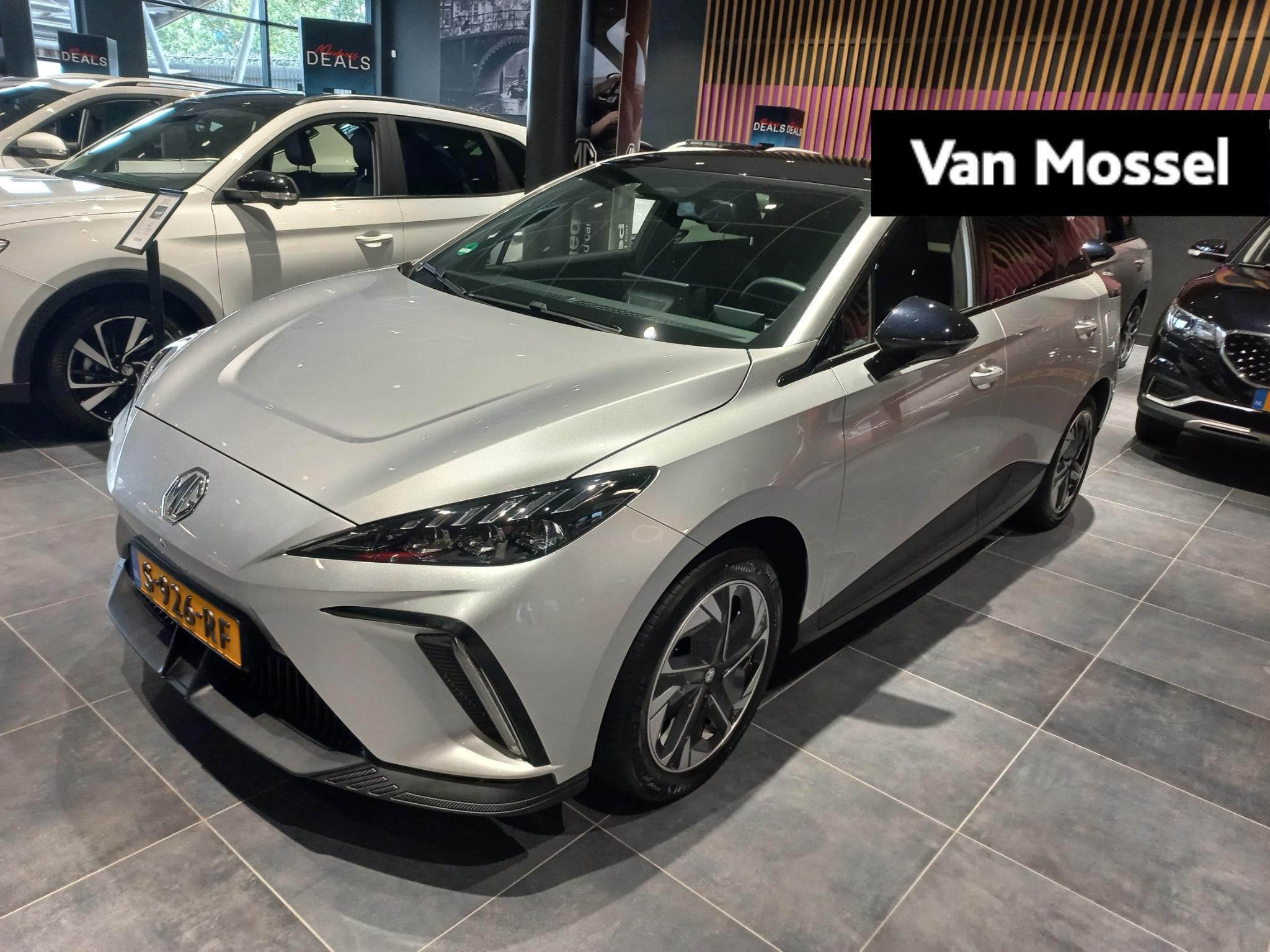 MG 4 Luxury 64 kWh | 360 camera | Stoel + Stuurverwarming |, Auto's, 12 maanden, Gebruikt, Automatische klimaatregeling, Origineel Nederlands